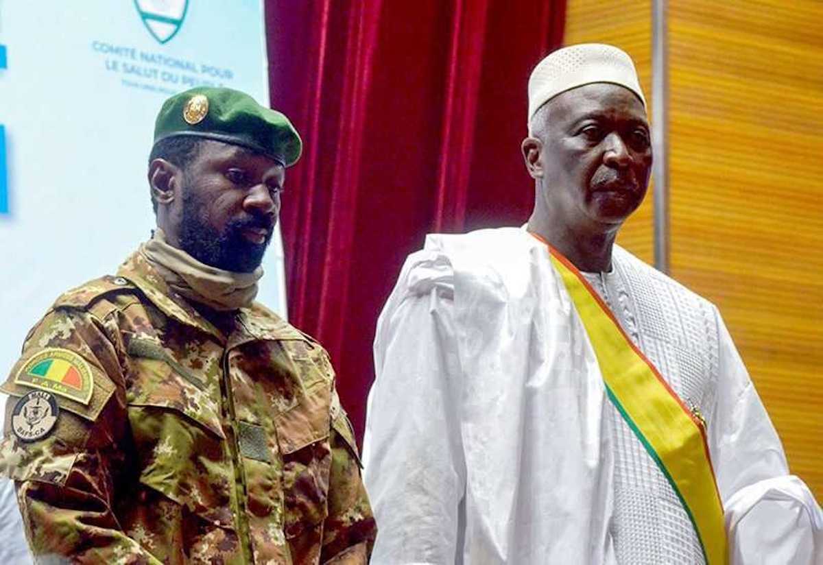 El presidente de la transición de Mali y la disolución de la junta militar transitoria