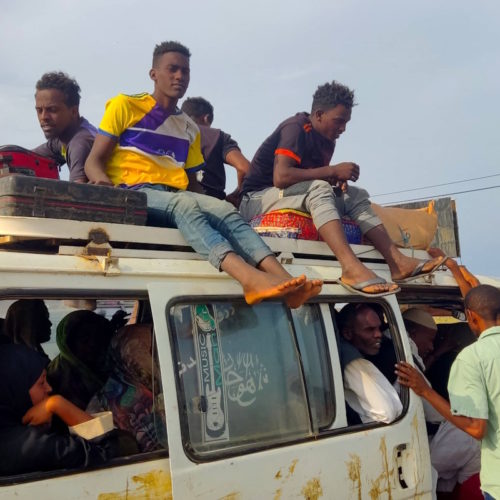 Cientos de refugiados sudaneses expulsados ilegalmente de Egipto, según Amnistía Internacional