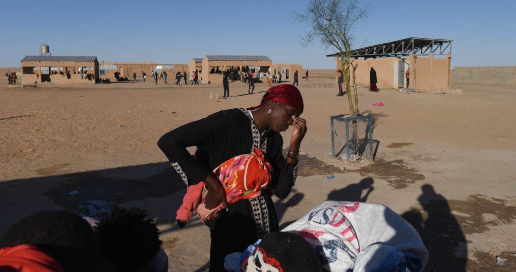 Migrantes expulsados de Argelia al norte de Níger: La larga espera para volver a casa