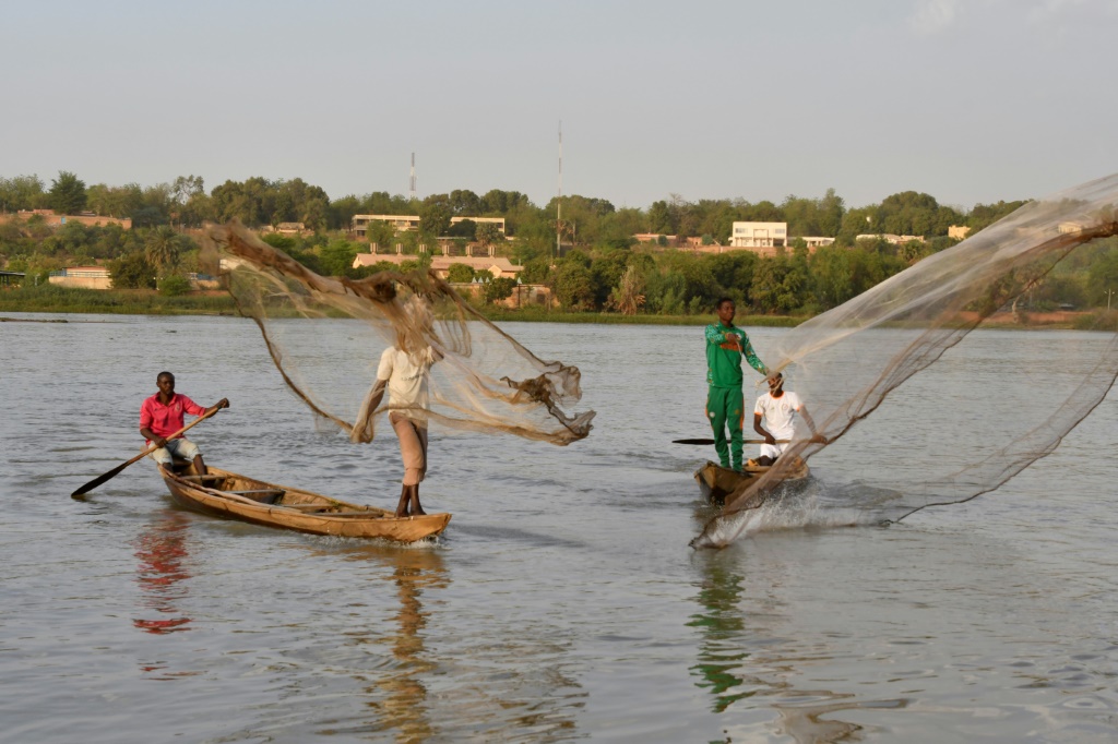 El río Níger, de 4.200 km de longitud y que da sustento a más de 100 millones de personas en el Sahel, sigue encenagándose peligrosamente