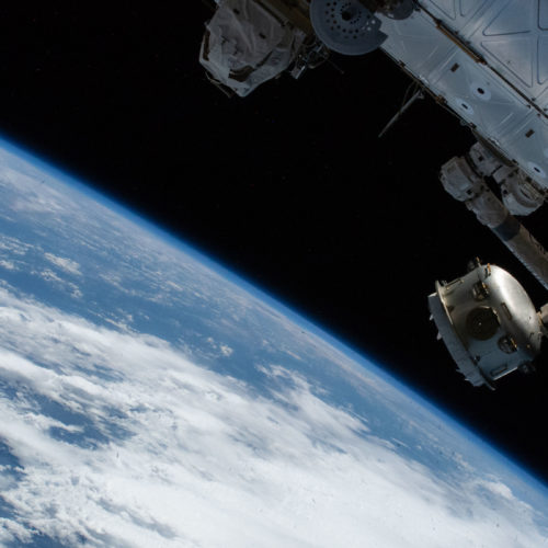 La Amenaza de una Guerra en el Espacio: La Militarización de la Órbita Terrestre Baja y sus Implicaciones para el Futuro de la Sociedad