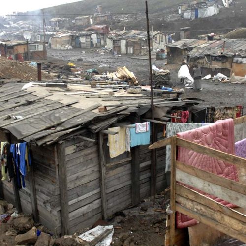 Ciudades al Límite: Los Diez Países con Más Habitantes en Barrios Marginales y su Impacto en el Orden Global (2025)