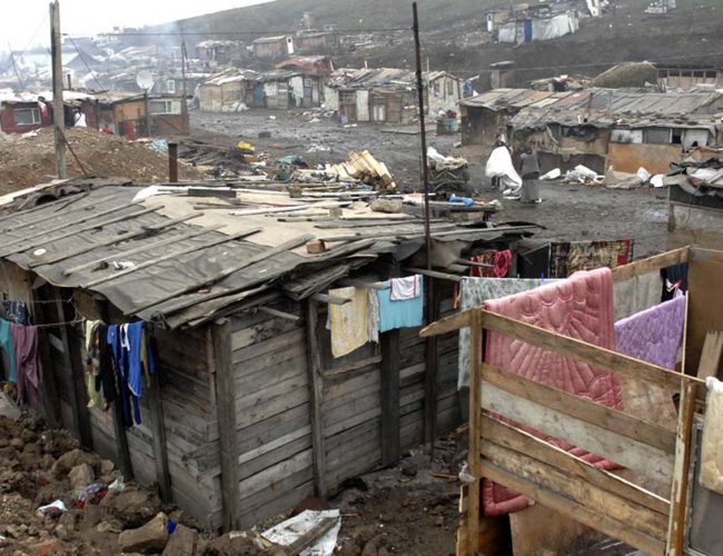Ciudades al Límite: Los Diez Países con Más Habitantes en Barrios Marginales y su Impacto en el Orden Global (2025)