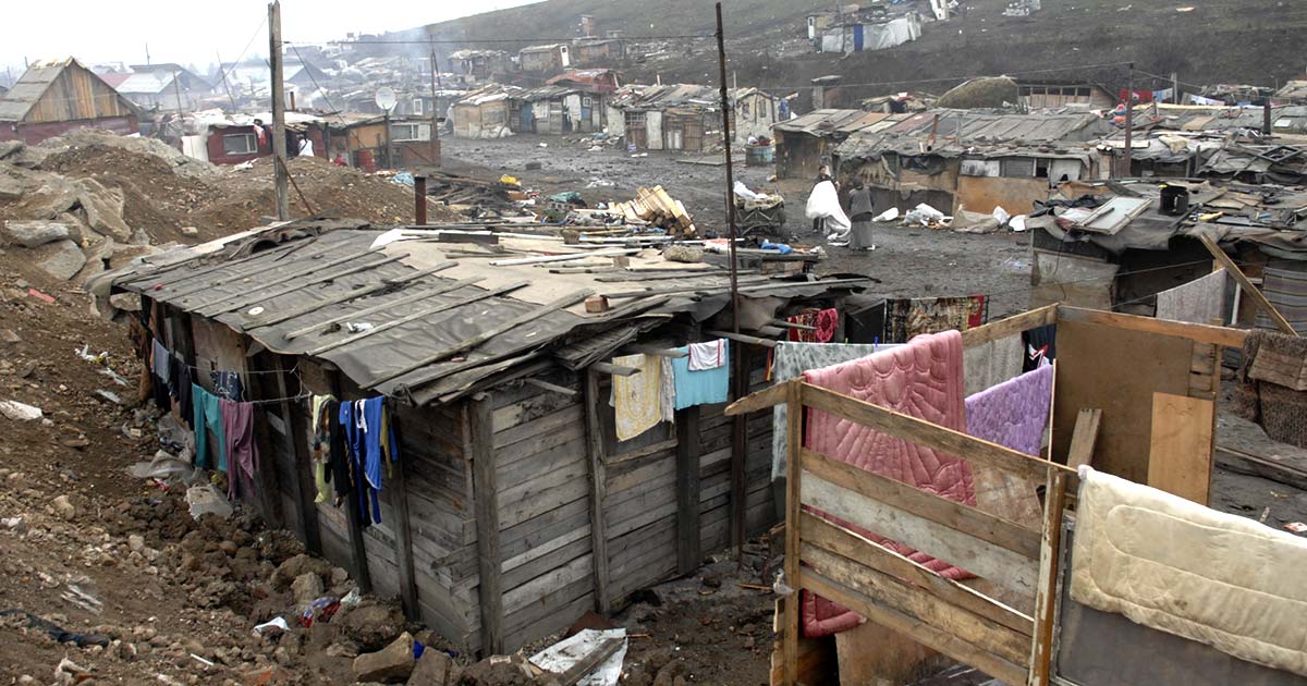 Ciudades al Límite: Los Diez Países con Más Habitantes en Barrios Marginales y su Impacto en el Orden Global (2025)
