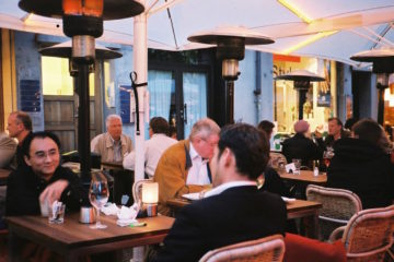 Ciudades que Nunca Duermen: El Mapa Global de las Capitales Donde Cenar Tarde es la Norma