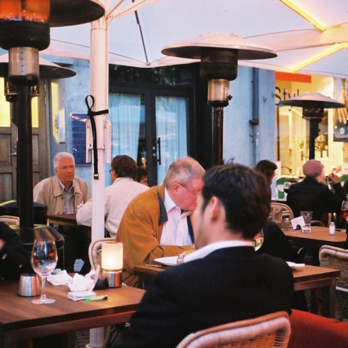 Ciudades que Nunca Duermen: El Mapa Global de las Capitales Donde Cenar Tarde es la Norma