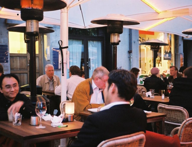 Ciudades que Nunca Duermen: El Mapa Global de las Capitales Donde Cenar Tarde es la Norma