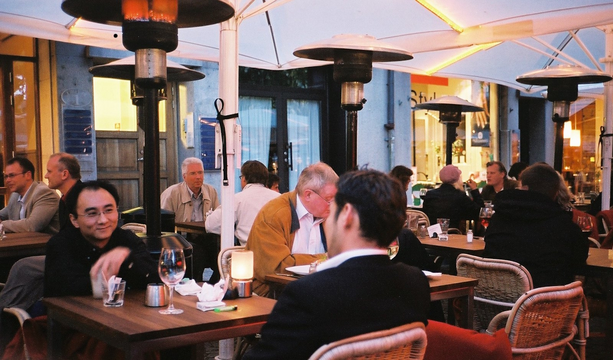 Ciudades que Nunca Duermen: El Mapa Global de las Capitales Donde Cenar Tarde es la Norma