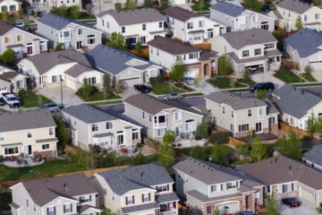 Suburbios y Transformaciones Demográficas: Entre la Eficiencia Urbana y la Nostalgia Familiar