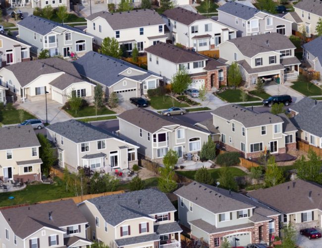 Suburbios y Transformaciones Demográficas: Entre la Eficiencia Urbana y la Nostalgia Familiar