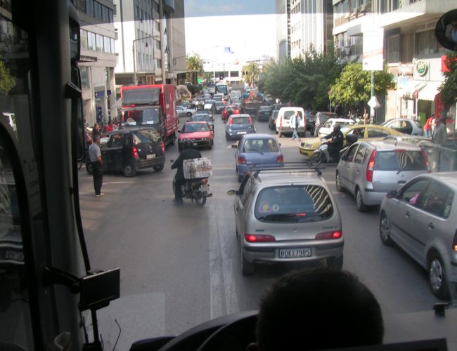 El Colapso de Atenas: Caos Urbano, Falta de Gestión y la Agonía del Ciudadano Común