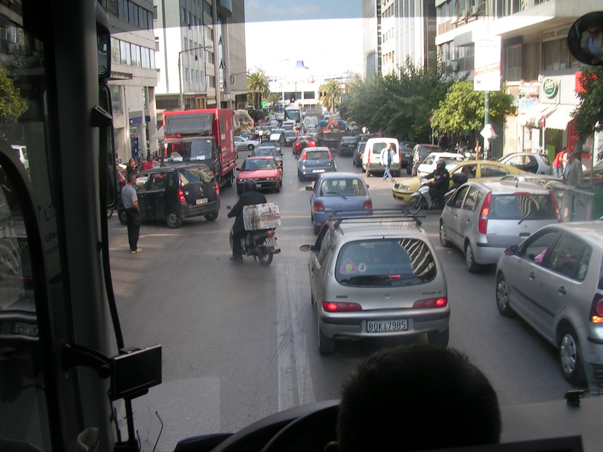 El Colapso de Atenas: Caos Urbano, Falta de Gestión y la Agonía del Ciudadano Común