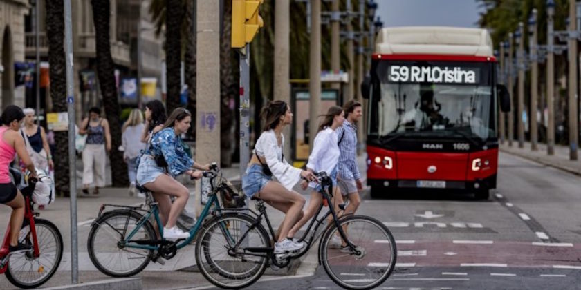 Transforming Urban Mobility Through Data and Artificial Intelligence: Evidence, Analysis, and Strategic Decisions